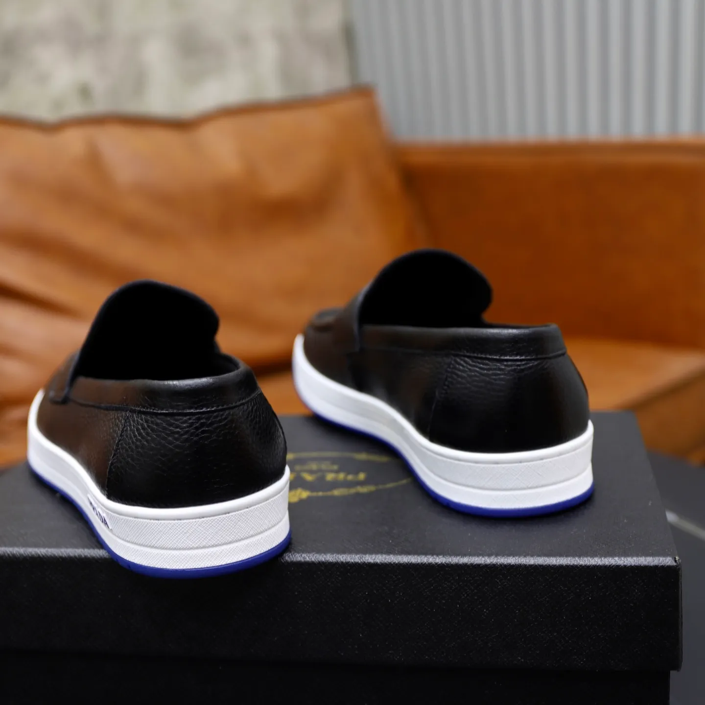 Factory price: 💰640 Prada classic men’s lace-up casual shoes | Imported cowhide upper | Upper stitching layered design, light and breathable | Soft and comfortable | Decorated with PRADA letters on the side | Distinctive sports style, showing the brand style | Lightweight concave and convex pattern rubber soles | Matched with cowhide foot pad lining | Excellent foot feel, fashionable and elegant | Size: 38-44 (45 customized)
